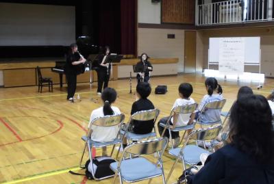 3人の学生さんが、演奏してくださいました。