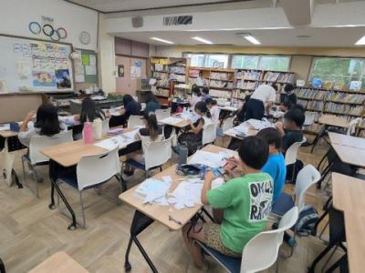 展開図から、立体を作っています。