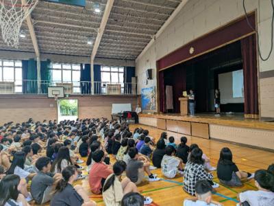 体育館で始業式です。